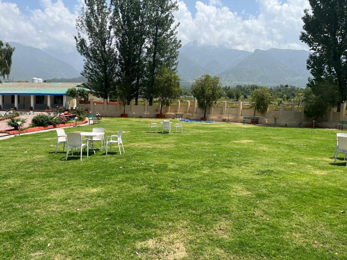 Pops Resort Pālampur Kültér fotó