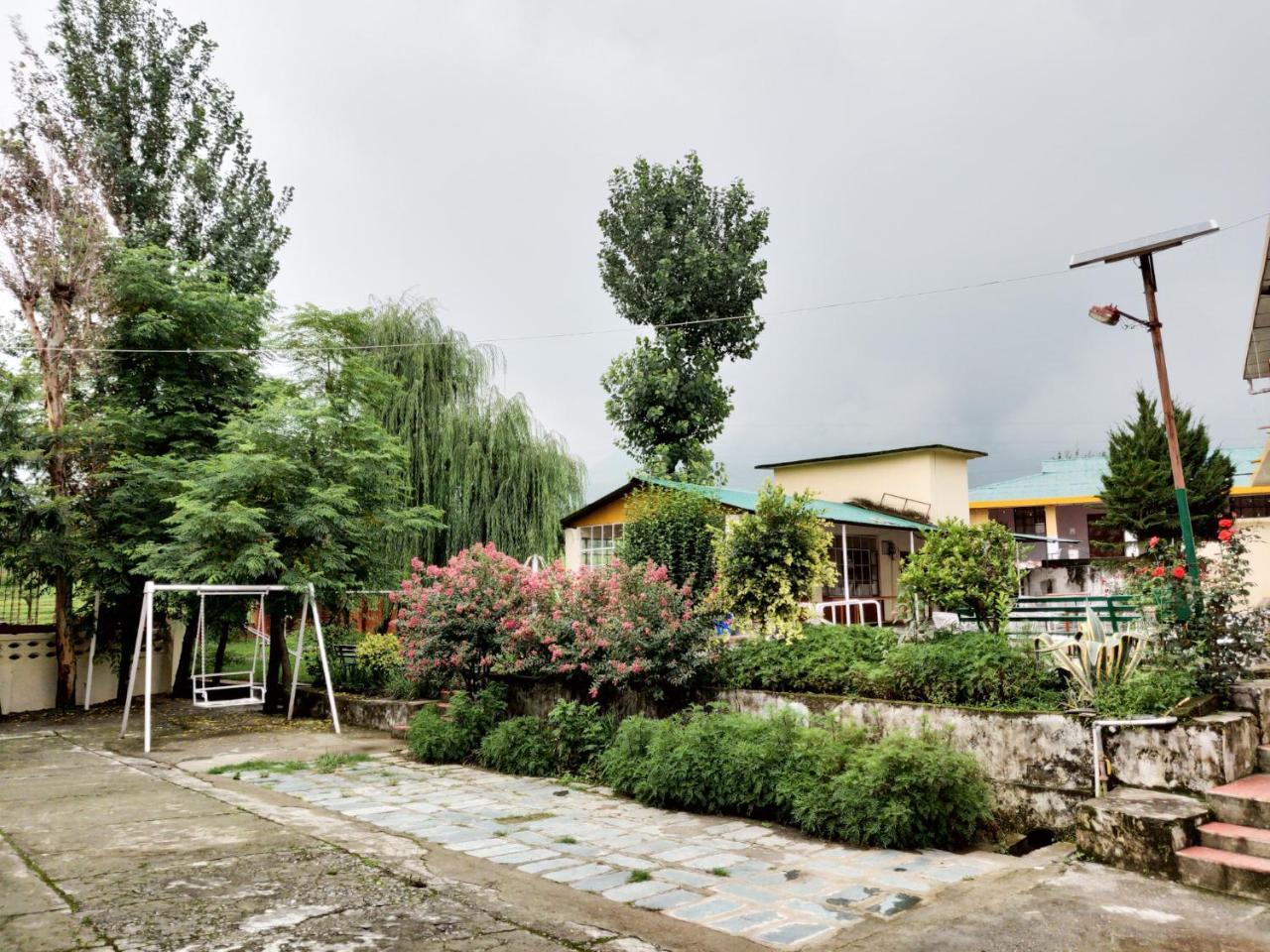Pops Resort Pālampur Kültér fotó